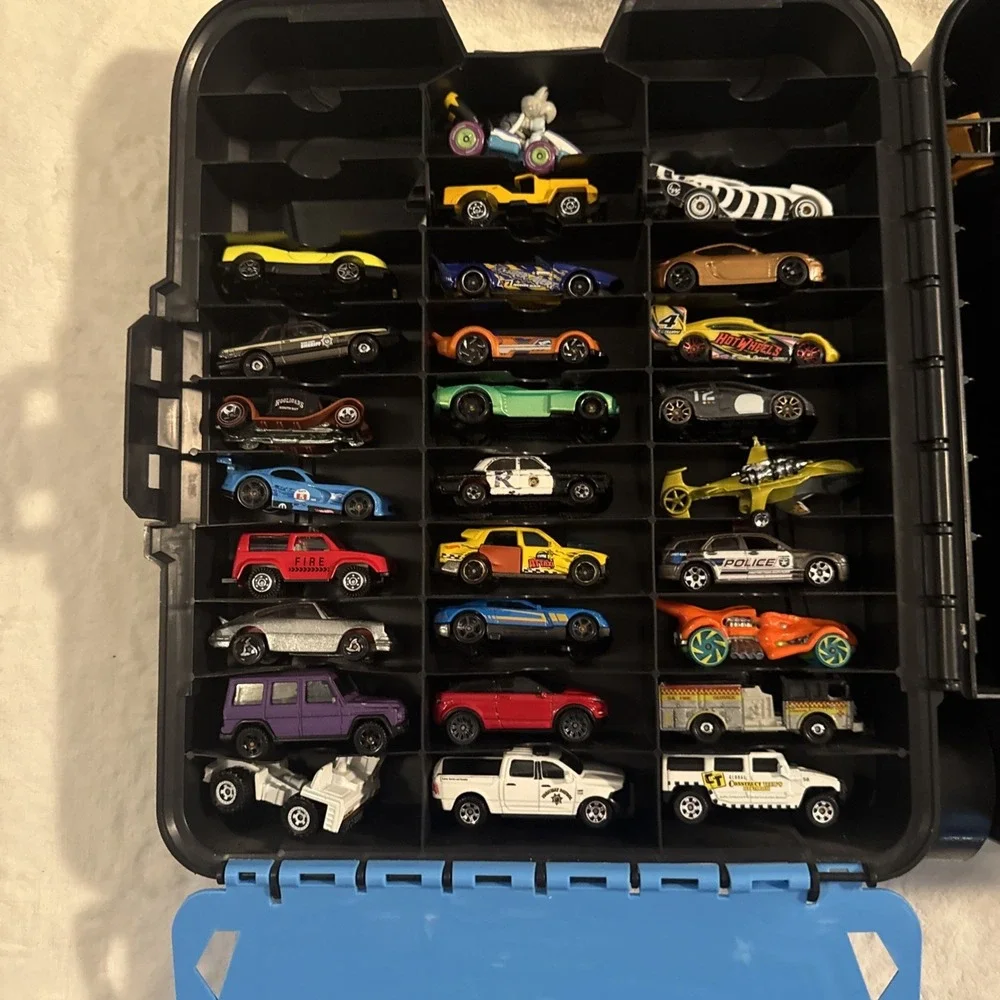 Big HOT WHEELS Lot Rolling 110 Car Carry Case With Mix Of 30 Vehicles